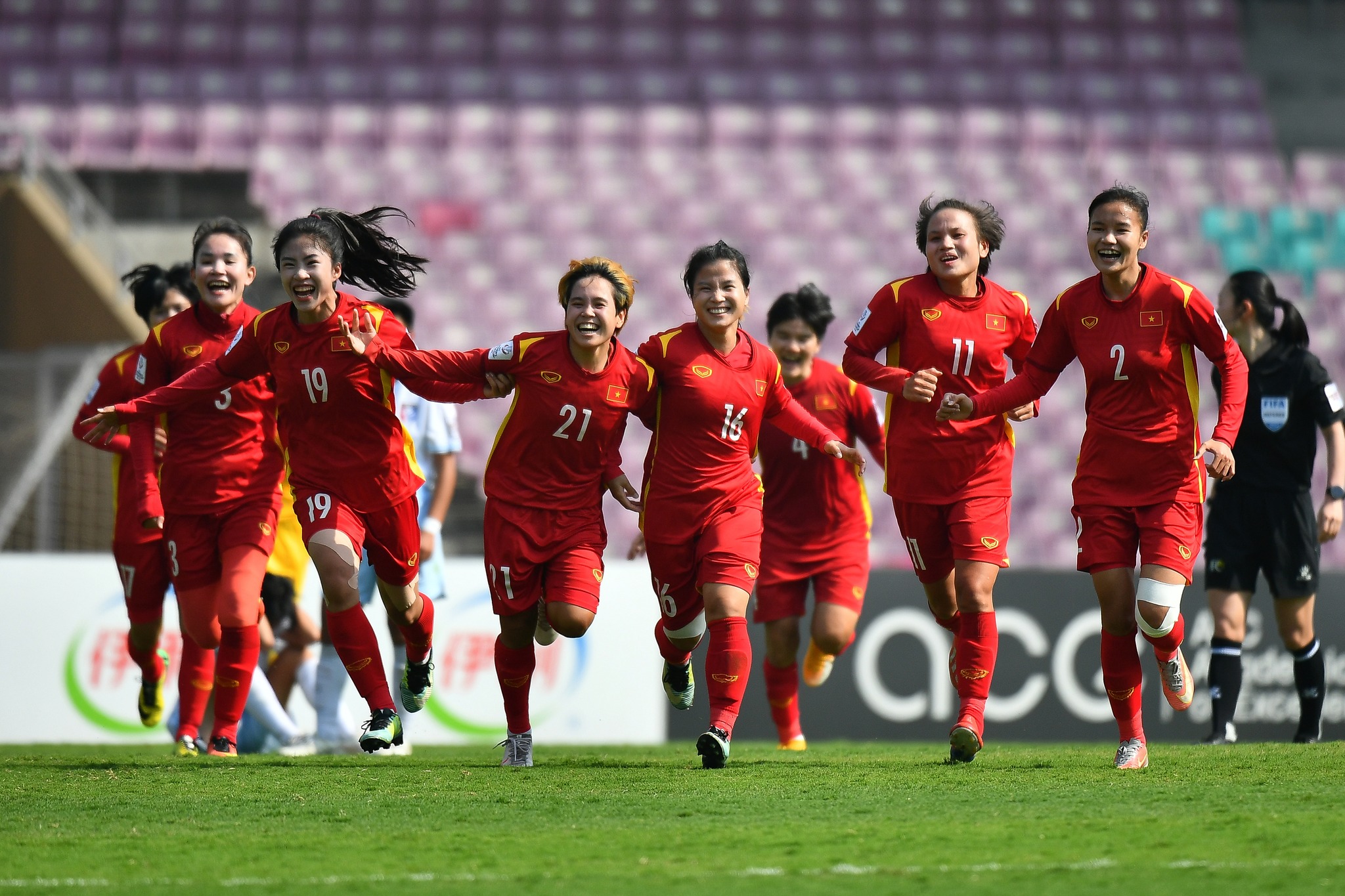  Sau chiến thắng lịch sử trước đội tuyển bóng đá nữ Đài Loan (Trung Quốc) 2-1, giành tấm vé đến World Cup 2023, hành trình về nước của thầy trò HLV Mai Đức Chung đang là chủ đề được nhiều người hâm mộ quan tâm.